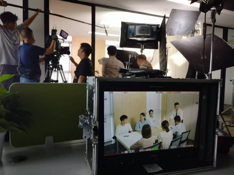 玛沁县TVC拍摄公司：科技产品视觉化大师，诠释未来感与功能美学
